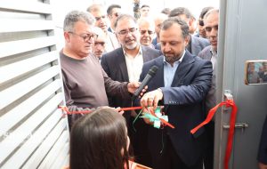 مراسم افتتاح یک گلخانه توسط وزیر اقتصاد در خرم آباد